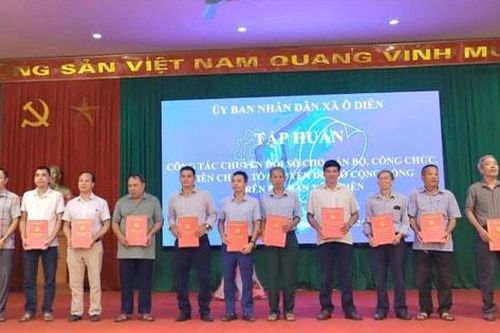 Xã Ô Diên trao quyết định thành lập 59 tổ chuyển đổi số cộng đồng