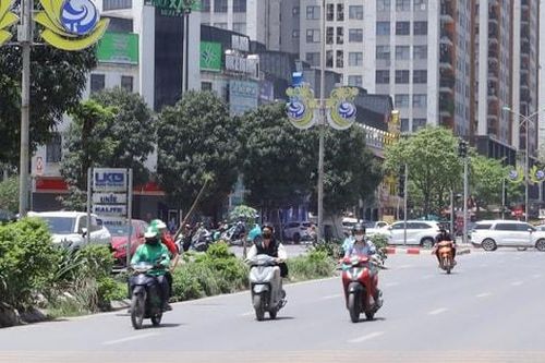 Nắng nóng gay gắt bao trùm Hà Nội, nhiệt độ 38 độ C