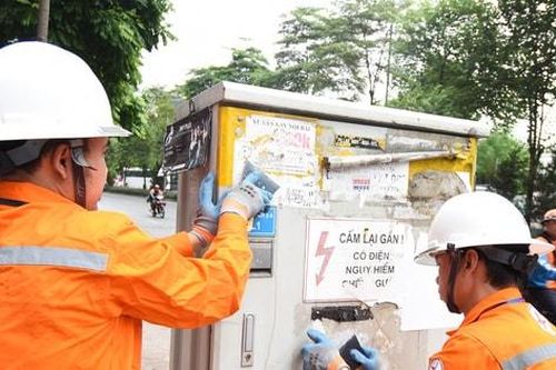 Hệ lụy từ việc dán quảng cáo lên tủ điện
