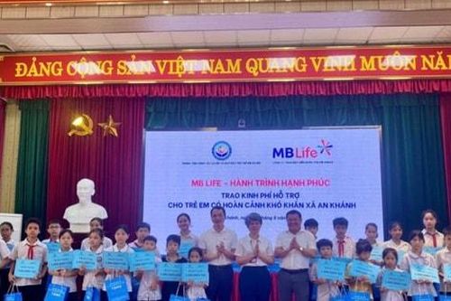 Hỗ trợ kinh phí và tặng quà cho 200 trẻ em hoàn cảnh khó khăn xã Sóc Sơn và An Khánh