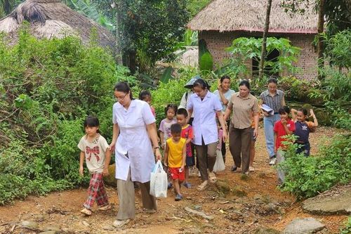 Những bước chân không mỏi chăm sức khỏe cho trẻ vùng cao
