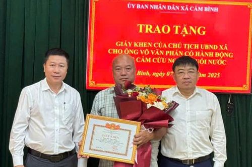 Khen thưởng người đàn ông cứu 2 học sinh bị sóng cuốn