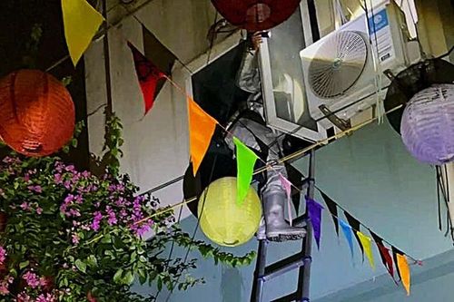 Cháy dữ dội nhà 5 tầng ở Hà Nội: Cảnh sát phá cửa, trèo thang cứu 3 người mắc kẹt