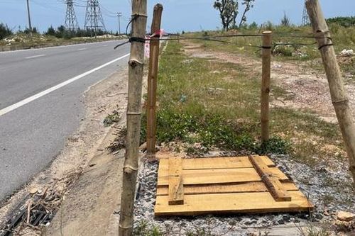 Gần 200 nắp hố ga đường ven biển 'biến mất', Quảng Trị dùng ván gỗ làm nắp đậy