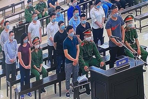 Ba người giúp nhập lậu gần 17.000 điện thoại di động, máy tính nhận án tù