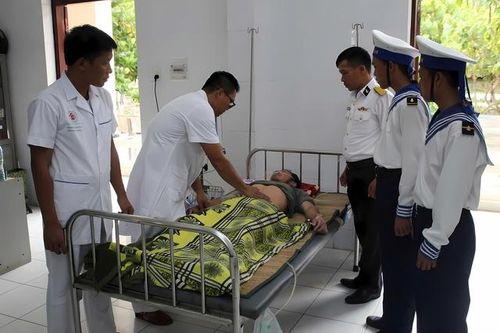 Quân y đảo Song Tử Tây cấp cứu ngư dân bị giảm áp nặng do lặn sâu 35 mét