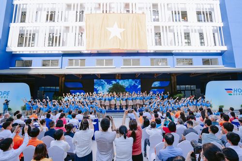 Hơn 300 học sinh mồ côi vì Covid-19 được học trong cơ sở mới trường Hy Vọng