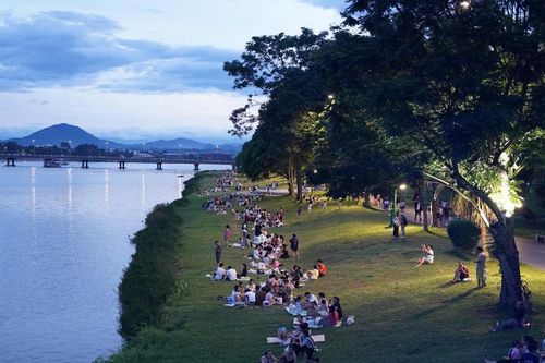 Nắng nóng, người dân tìm đến bờ sông Hương giải nhiệt, ngắm hoàng hôn