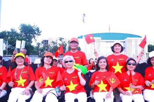 Người dân Thủ đô chờ đón chương trình nghệ thuật 'Dưới cờ vinh quang'