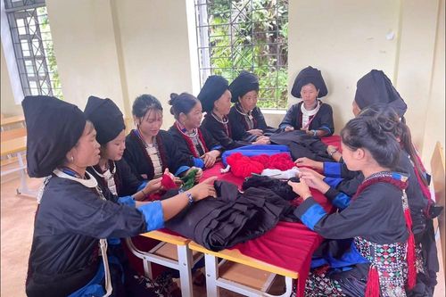 Người Dao khâu ở Điện Biên giữ nghề làm trang phục truyền thống
