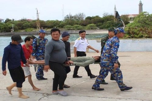 Bệnh xá đảo Song Tử Tây cấp cứu ngư dân bị nạn trên biển