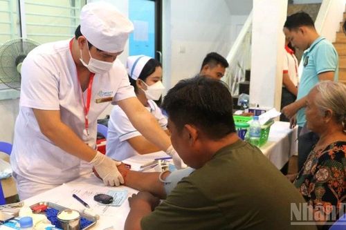 Quan tâm, chăm lo sức khỏe người dân có hoàn cảnh khó khăn tại Campuchia