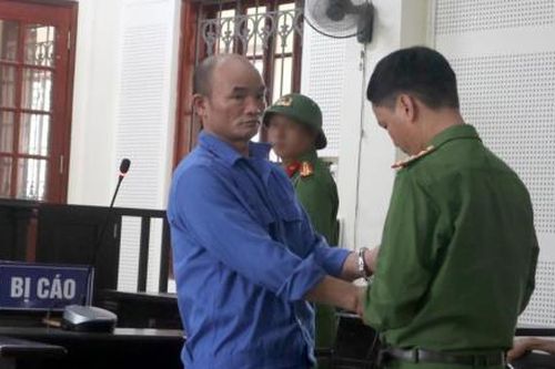 Bị chê hát dở ném bát vào mặt hàng xóm gây thương tích