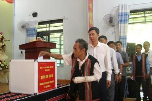 Xã Trà Leng góp tiền ủng hộ tỉnh Nghệ An khắc phục hậu quả thiên tai