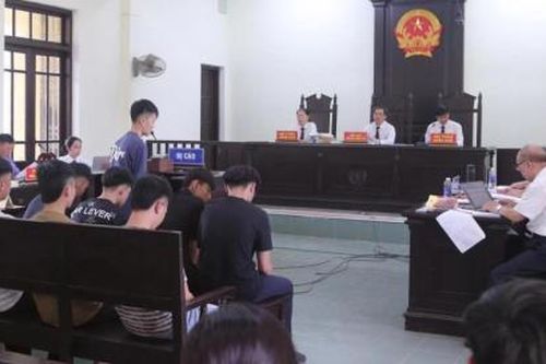 Xét xử nhóm côn đồ làng