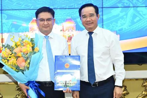 Trao quyết định phê chuẩn kết quả bầu đồng chí Nguyễn Mạnh Cường giữ chức Phó Chủ tịch UBND TPHCM