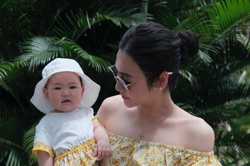 Á hậu Tú Anh và con gái ngọt ngào trong khoảnh khắc mặc đồ đôi
