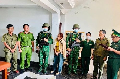 Bắt người phụ nữ giấu 'hàng trắng' trong túi áo ở Đà Nẵng