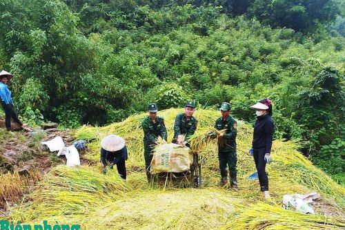 Cán bộ mang quân hàm xanh góp phần 'thắp sáng' vùng biên