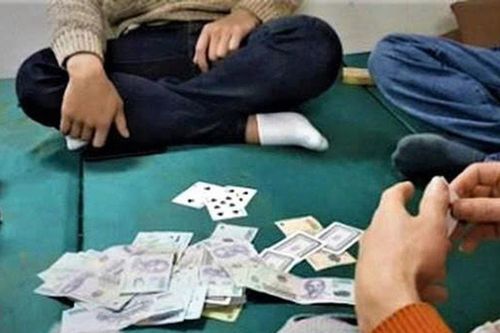 Sát phạt trên chiếu bạc, 4 nhân viên y tế và điện lực bị khởi tố