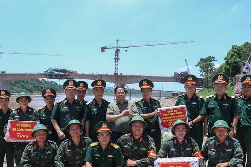Thủ tướng kiểm tra tiến độ cầu Phong Châu (Phú Thọ): 'Vinh quang chỉ đến với người đúng hẹn'
