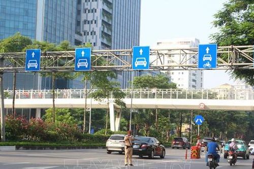 Lưu ý người dân lưu thông trên đường Nguyễn Hoàng Tôn, Hà Nội