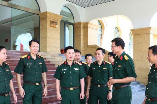 Trung tướng Đỗ Xuân Tụng thăm, làm việc tại Bộ CHQS TP Huế