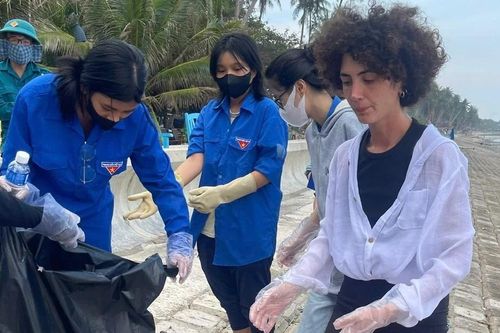 Thanh niên cùng người dân, du khách tham gia làm sạch biển Mũi Né