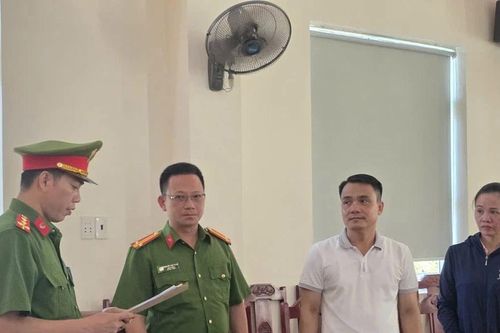 Hiệu trưởng nâng điểm thi, tráo vị trí thủ khoa: Gian lận có tổ chức trong môi trường giáo dục?