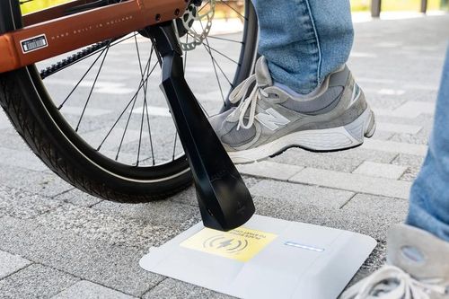 Xuất hiện công nghệ sạc xe đạp điện bằng chân chống