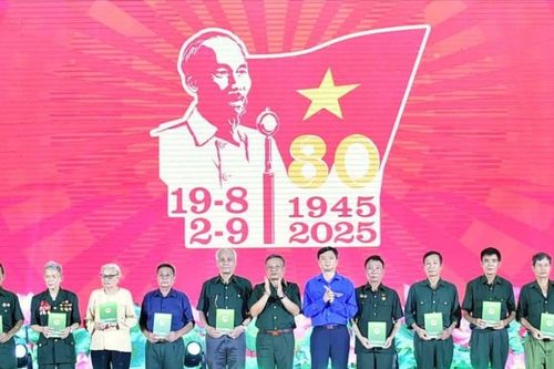 Tiếp lửa truyền thống 'Phất cao cờ hồng tháng Tám'