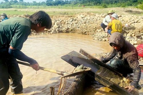 Người dân đổ xô tới sông Pô Kô đãi vàng sau mưa lớn