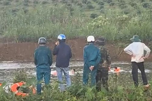 Bé trai đuối nước khi tắm ao