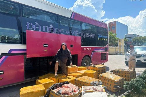 Phát hiện 19 thùng sụn chân gà bốc mùi trên xe giường nằm