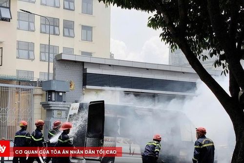 Ô tô cháy dữ dội trên đường phố TP.HCM