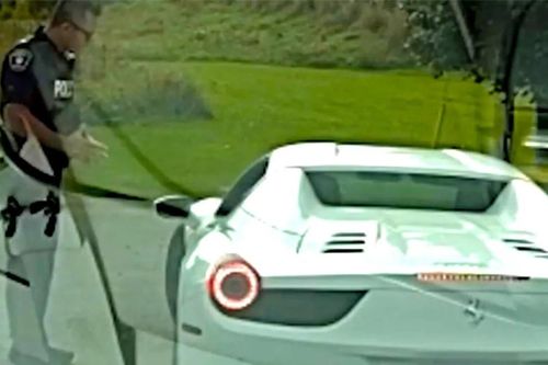 Lái siêu xe Ferrari gấp đôi tốc độ cho phép, thanh niên trẻ xin cảnh sát tha thứ