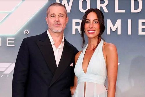Bạn gái kém 27 tuổi túc trực bên Brad Pitt trong lúc tài tử đau buồn nhất