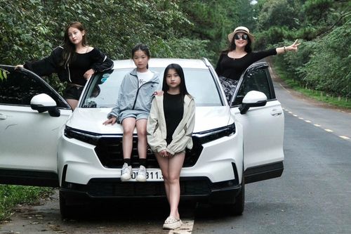 Nữ giám đốc ở Hà Nội tự lái ô tô hơn 4.000km, đưa 3 con gái xuyên Việt