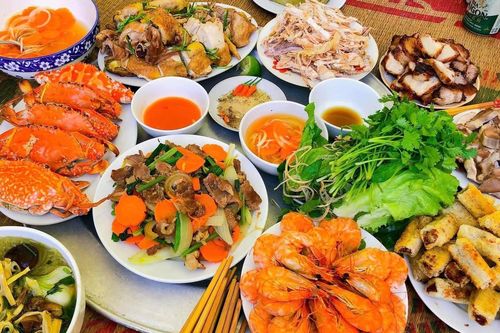 Nàng dâu Hải Phòng ấn tượng với mâm cỗ quê chồng, có món nướng than thơm nức mũi