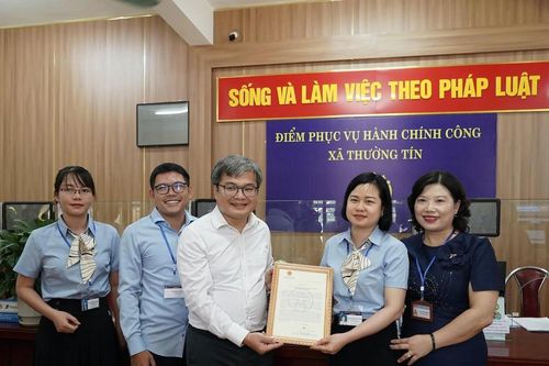 Lãnh đạo TP. Hà Nội động viên cán bộ tại điểm hành chính công xã
