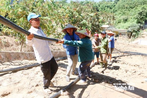 Người dân vùng cao Nghệ An chung tay khắc phục đường ống nước bị lũ cuốn trôi