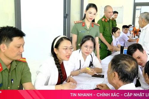 Khám, cấp thuốc miễn phí cho 200 người dân Đồng Tiến