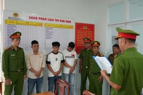Lâm Đồng: Khởi tố 3 đối tượng đập phá quán karaoke, tấn công người trong quán