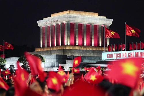 Cả nước hòa ca: Ba miền chung nhau một nhịp đập 'Dưới cờ vinh quang'