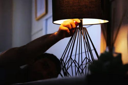 Ánh sáng ban đêm âm thầm tàn phá não bộ, tâm trạng và trao đổi chất