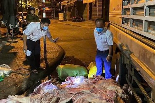 Phát hiện 1 tấn thịt lợn hôi thối, không rõ nguồn gốc tuồn ra thị trường