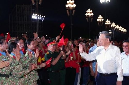 Tổng Bí thư, Thủ tướng và Chủ tịch Quốc hội dự chương trình 'Dưới cờ vinh quang'