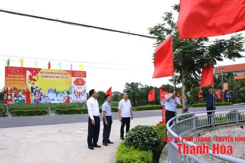 Hồ Vương rực rỡ cờ hoa chào mừng ngày Đại hội đại biểu Đảng bộ xã