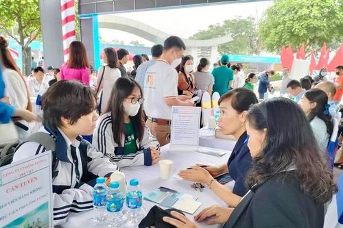 Hướng nghiệp và phân luồng học sinh, khắc phục tình trạng 'chuộng bằng cấp'