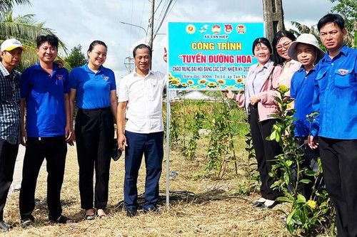Xã Tân Hiệp ra quân thực hiện công trình 'Tuyến đường hoa' chào mừng Đại hội Đảng các cấp